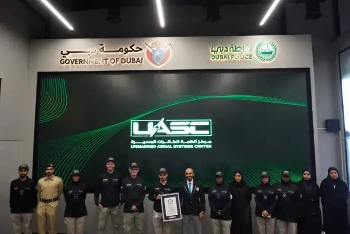 El equipo de la Policía de Dubai posa con el certificado Guinness. (Fuente externa)