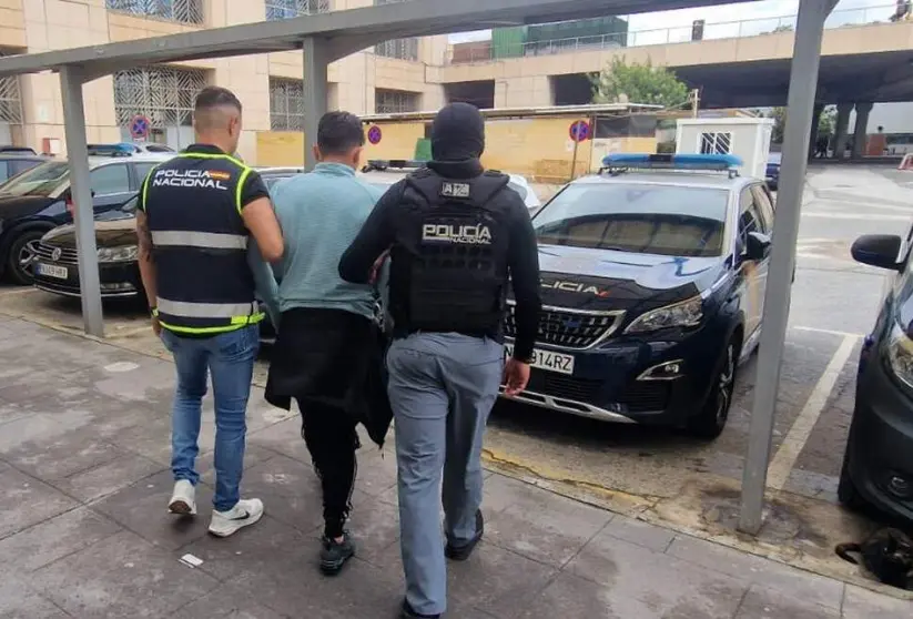 Una imagen de la detención del ecuatoriano difundida por la policía española. (X)