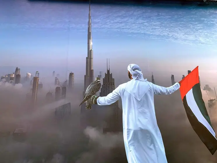 Un emiratí con la bandera de EAU en Dubai. (EL CORREO)