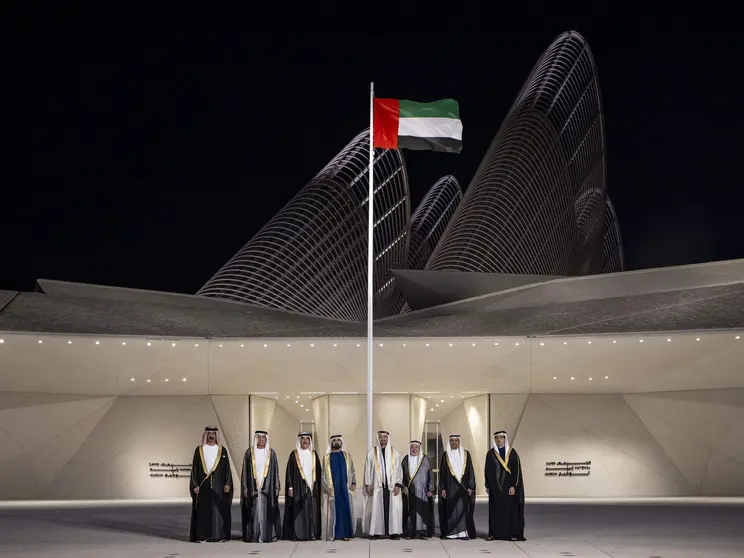 El presidente de EAU y los gobernantes de emiratos ante el Museo Zayed en Abu Dhabi. (WAM)