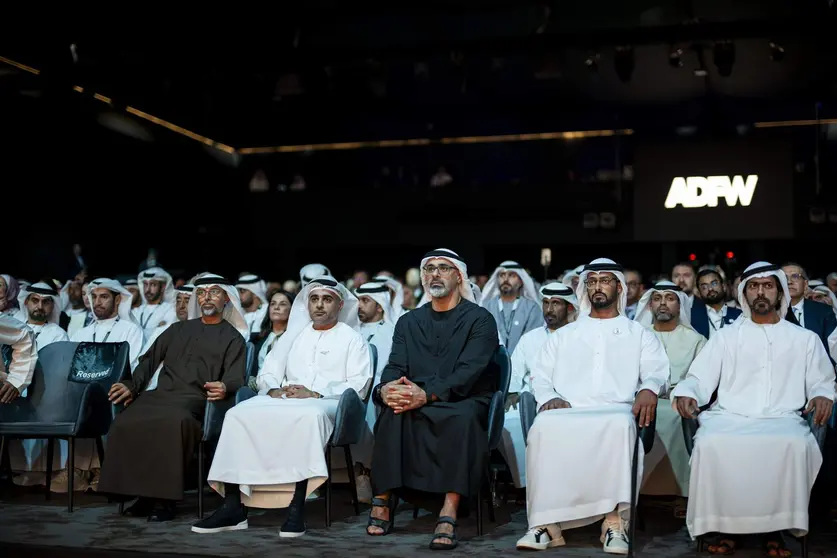 El jeque Khaled bin Mohamed bin Zayed Al Nahyan, pr&iacute;ncipe heredero de Abu Dhabi y presidente del Consejo Ejecutivo de Abu Dhabi -en el centro con kandora azul-, durante la inauguraci&oacute;n de la IV Semana de las Finanzas de Abu Dhabi acompa&ntilde;ado de otras autoridades emirat&iacute;es. (WAM)