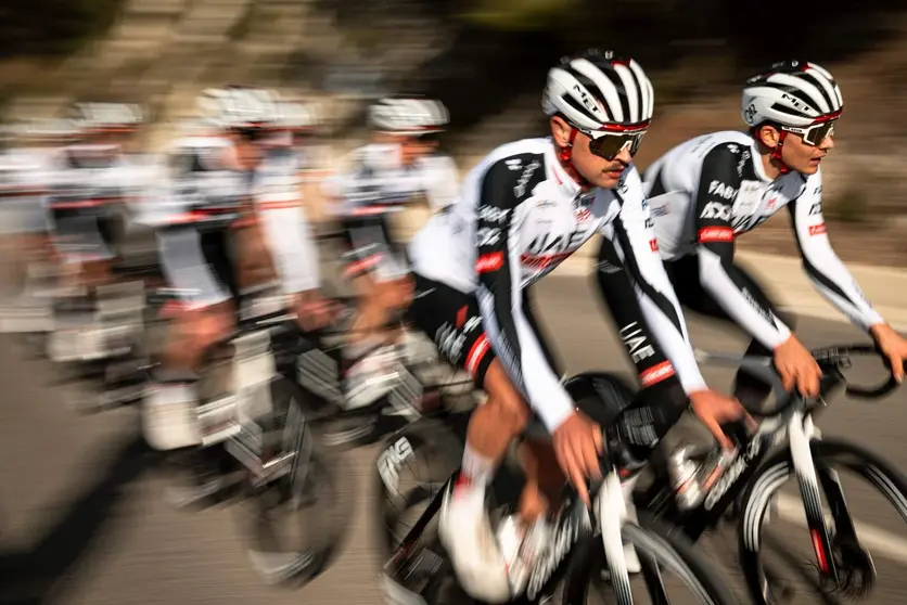 El equipo emiratí de cilismo durante su entrenamiento en España. (X)