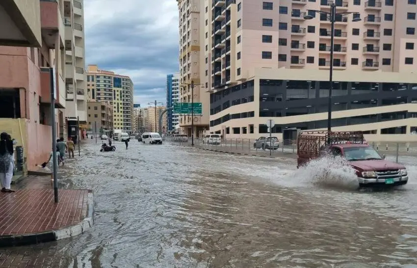 Calles inundadas en Dubai por la lluvia. (X)