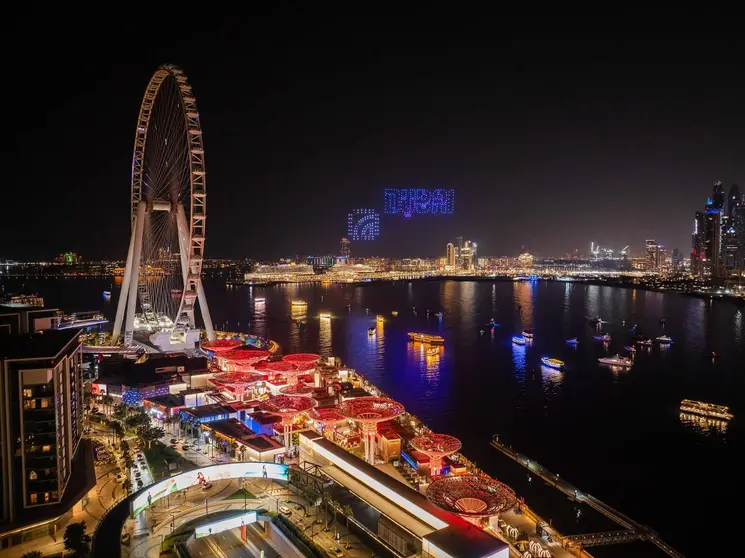 Espect&aacute;culo de drones en Dubai Marina. (WAM)