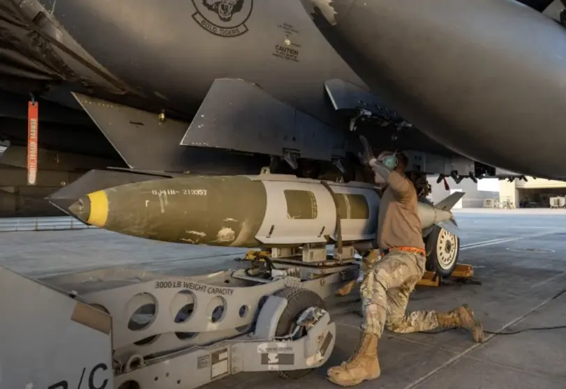 Un aviador estadounidense instala un sistema de municiones. (Fuente externa)