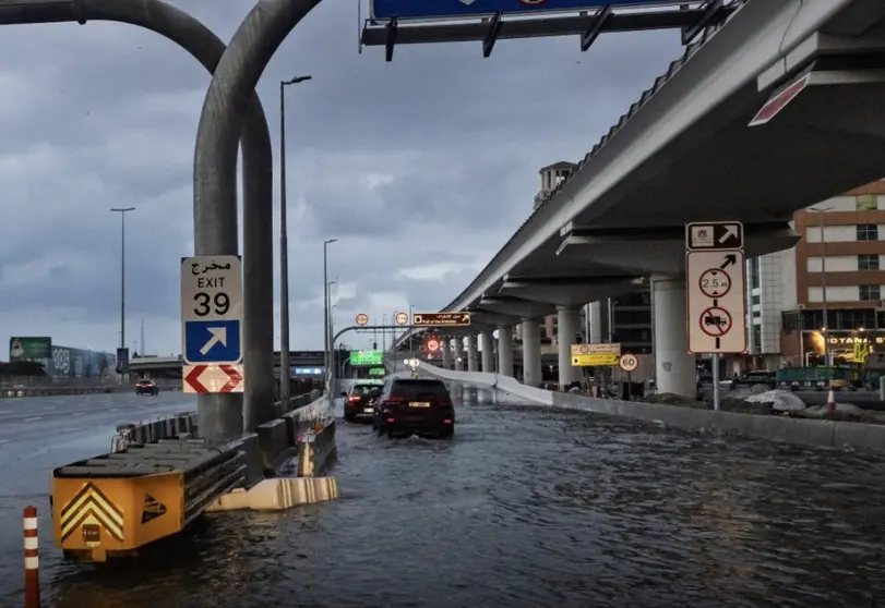 Carretera inundada por la lluvia en Dubai. (Instagram)