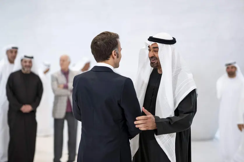 El presidente de EAU saluda a Macron en Abu Dhabi. (WAM)