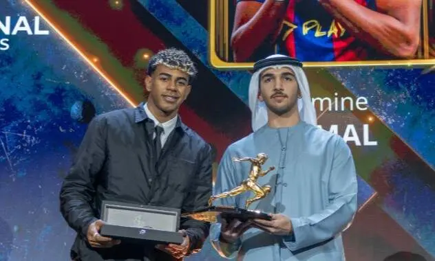 Lamine Yamal recoge el premio en Dubai. (Dubai Media Office)
