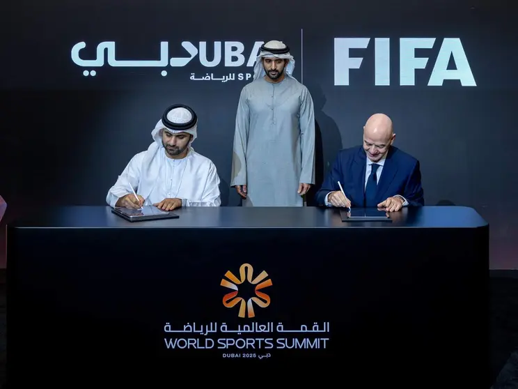 Infantino y el jeque Mansour bin Mohammed firman el acuerdo. (WAM)