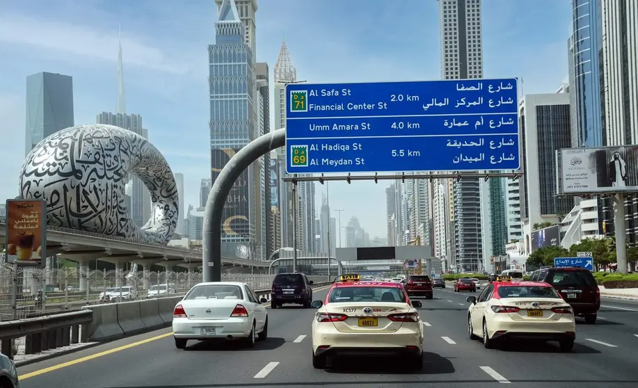 Sheikh Zayed Road a su paso por el centro de Dubai. (RTA)