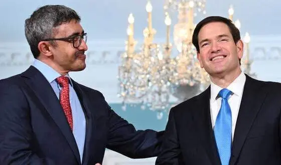 El secretario de Estado de Estados Unidos, Marco Rubio (derecha), estrecha la mano del viceprimer ministro y ministro de Asuntos Exteriores de Emiratos en junio de 2025. (Fuente externa)