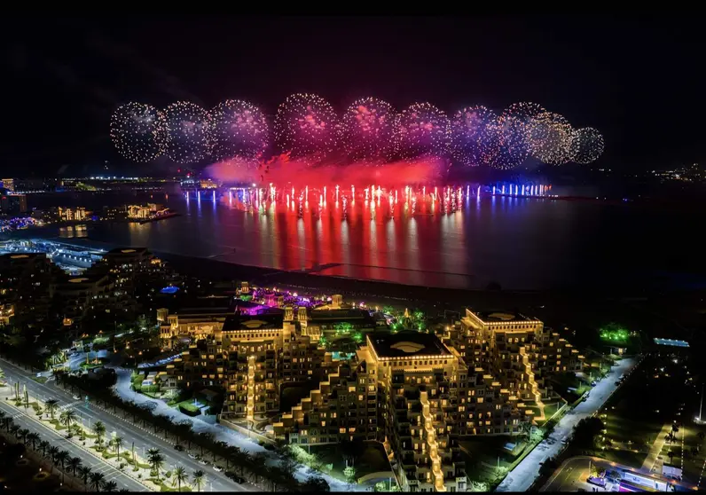 Fuegos artificiales en la isla Al Marjan. (WAM)