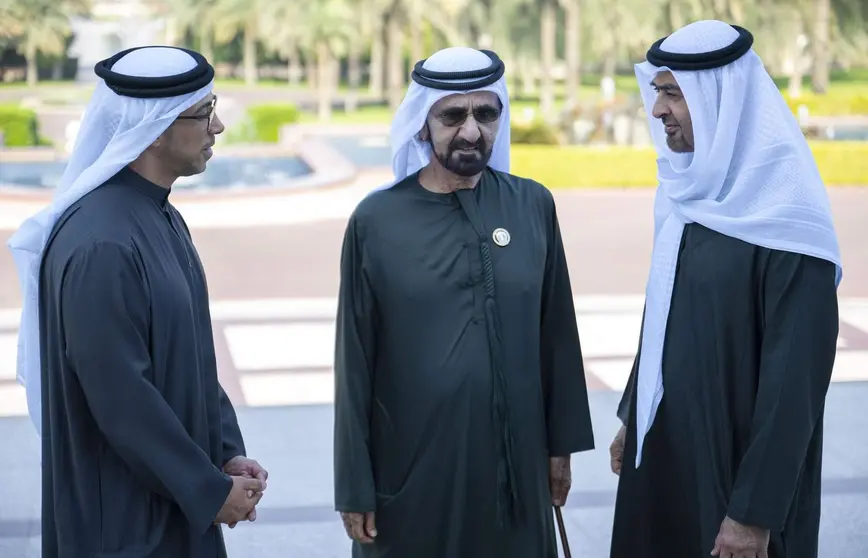 El presidente de EAU a la derecha, en el centro el gobernante de Dubai y el vicepresidente y presidente de la Corte Presidencial. (WAM)