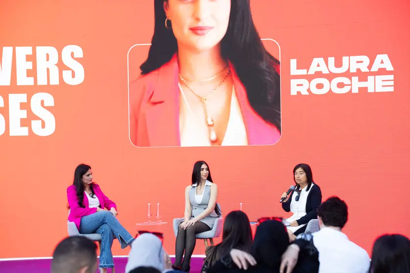 Laura Roche, primera a la izquierda, durante un panel en la Cumbre de Mil Millones de Seguidores en Dubai 2025. (Cedida)
