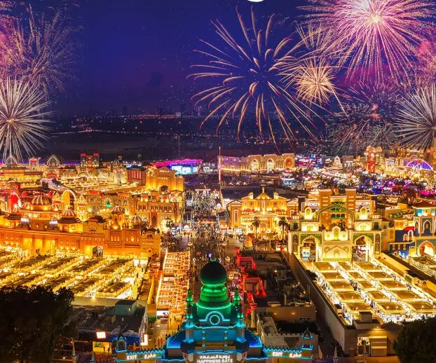 Fuegos artificiales en el Global Village. (X)