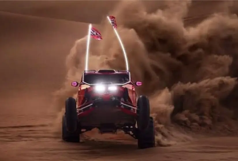 Un veh&iacute;culo en el desierto de Abu Dhabi. (Instagram)