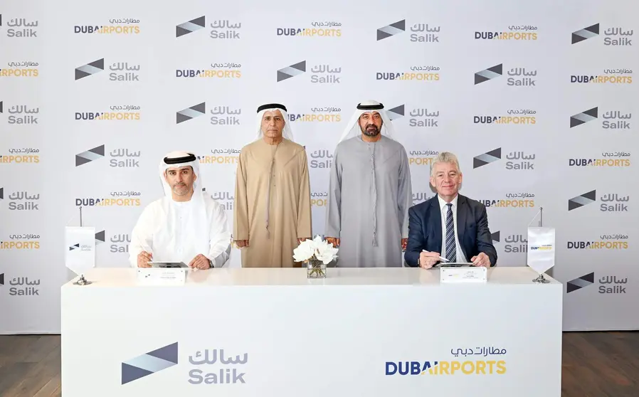 Un momento de la firma del acuerdo entre Salik y Aeropuertos de Dubai. (X)