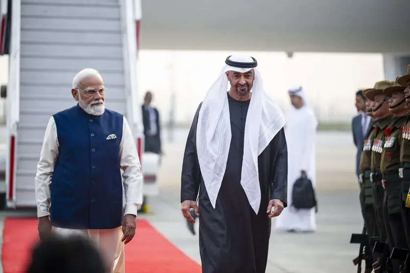 El presidente de Emiratos junto al primer ministro indio este lunes en Nueva Delhi. (WAM)