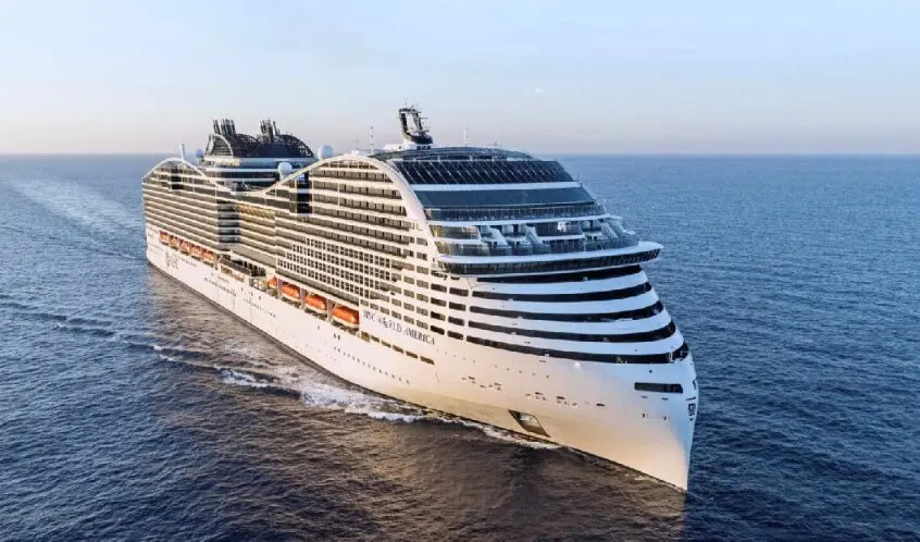 Un crucero surca las aguas. (X)