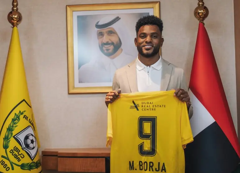 El futbolista colombiano con su nueva camiseta. (X)