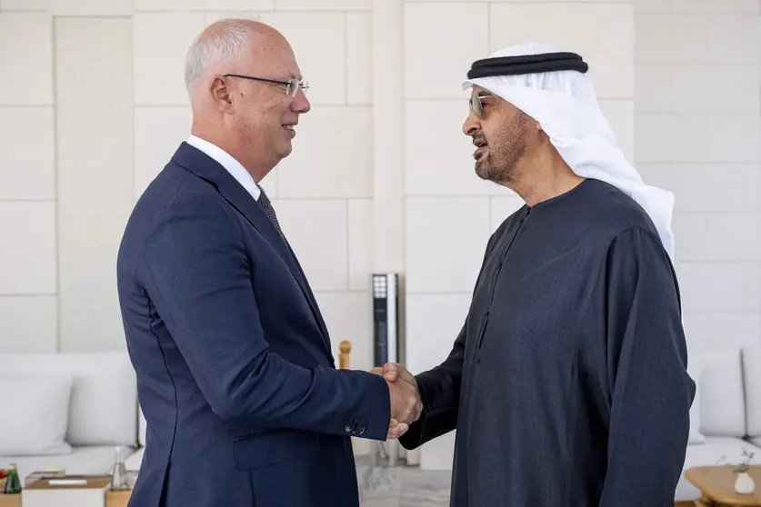 El presidente de EAU y el enviado ruso en Abu Dhabi. (WAM)