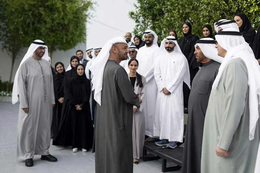 El presidente de EAU junto a empleados de Masdar. (WAM)