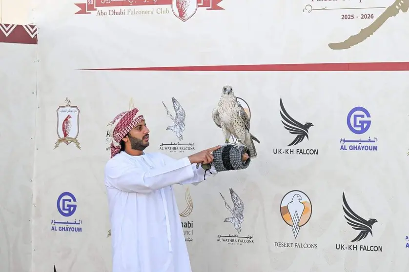 Un emirat&iacute; sostiene a su halc&oacute;n. (WAM)