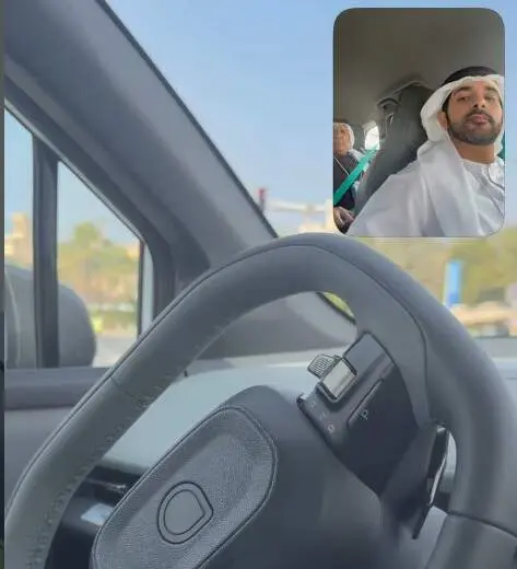 Captura de pantalla del v&iacute;deo compartido del pr&iacute;ncipe a bordo del veh&iacute;culo aut&oacute;nomo. (Instagram)