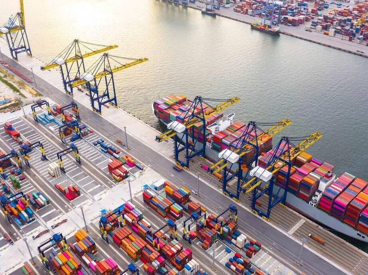 Contenedores en un puerto de EAU. (WAM)