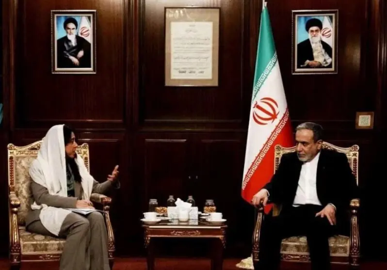 La ministra emirat&iacute; junto  al ministro de Exteriores de Ir&aacute;n. (X)