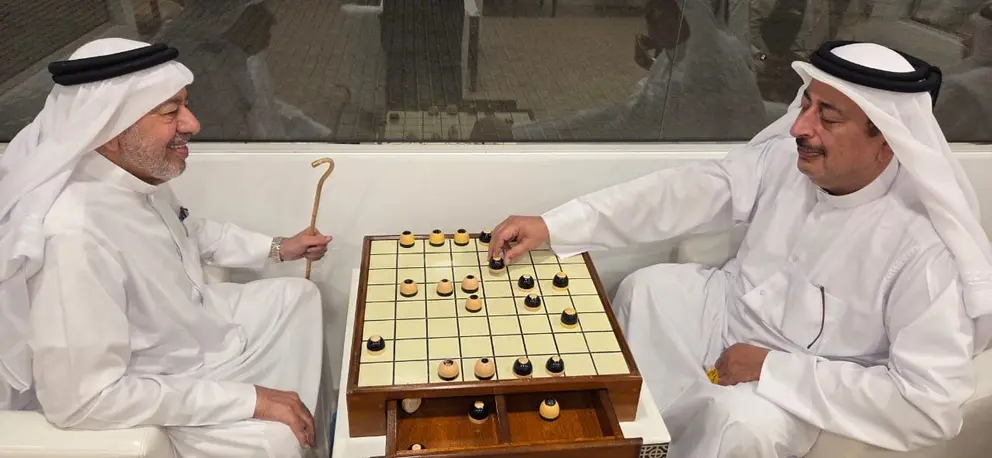 Dos &aacute;rabes ante una partida de Damas. (EL CORREO)