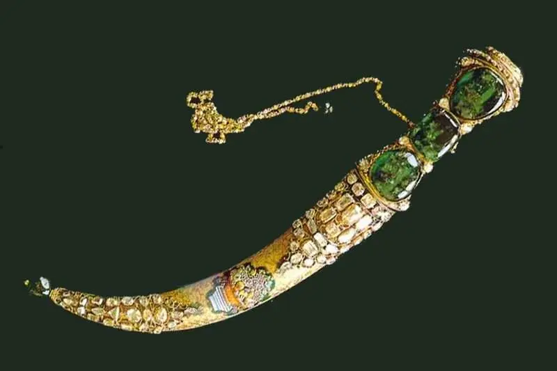 La famosa daga tiene tres grandes esmeraldas en su mango y se trataba de uno de los regalos que el Sult&aacute;n Mahmud enviaba con un diplom&aacute;tico al l&iacute;der iran&iacute; Nader Sah. (Fuente externa)