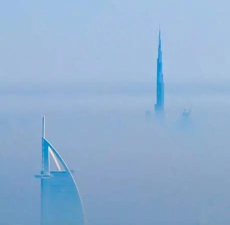 El Burj Khalifa y el Burj Al Arab sobresalen entre la niebla. (Instagram)
