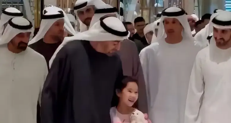 El presidente de EAU saluda a una ni&ntilde;a en Dubai Mall este lunes. (Brics News)