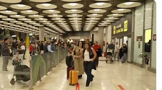 Espa&ntilde;oles repatriados desde Emiratos &Aacute;rabes, a su llegada al aeropuerto de Madrid. (X)