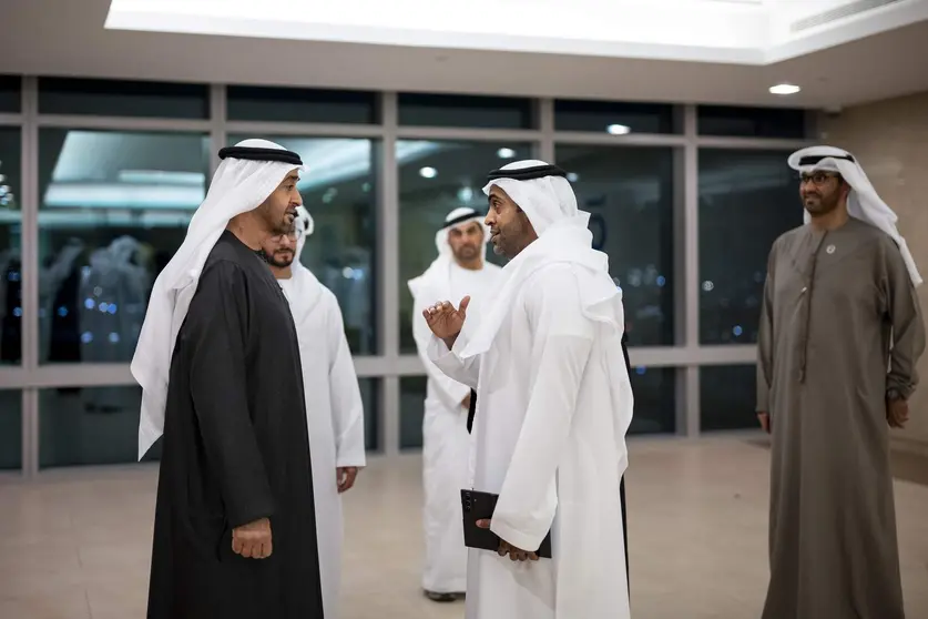 El presidente emirat&iacute;, a la izquierda, durante la visita en Abu Dhabi a los heridos por los ataques iran&iacute;es. (WAM)