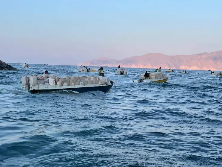 Peque&ntilde;as embarcaciones zarpan de Jasab en Om&aacute;n para atravesar el estrecho de Ormuz. (EL CORREO)