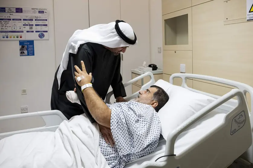 El presidente de Emiratos, durante su visita a los heridos. (WAM)