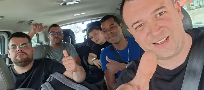 Grupo de uruguayos que ha logrado regresar a su pa&iacute;s tras quedar atrapados en Oriente Medio. (X)