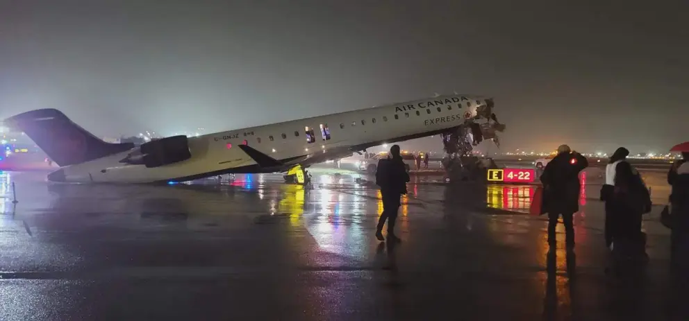 Avi&oacute;n de Air Canad&aacute; siniestrado en el aeropuerto de LaGuardia en Nueva York. (@SLCScanner)