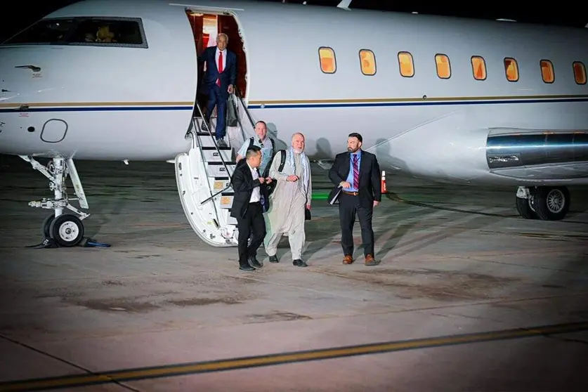 Momento de la llegada del ling&uuml;ista estadounidense a EAU. (WAM)