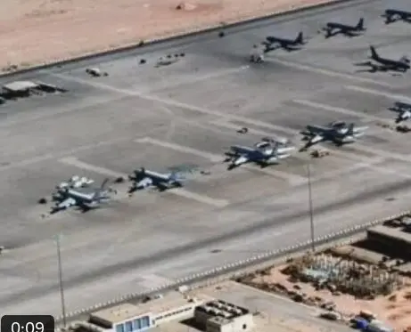 Perspectiva de la base saud&iacute; alcanzada por el ataque. (X)]