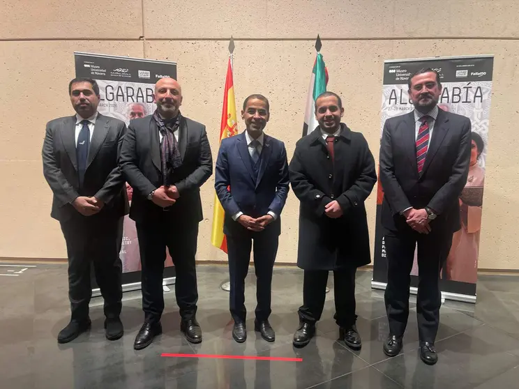 Embajador de EAU en Espa&ntilde;a, Saleh Al Suwaidi en el centro de la imagen y a su derecha Ramsi Jazmati e Ibrahim Al Nuaimi, director de Relaciones institucionales de la Embajada de EAU en Madrid, y a la izquierda del embajador, el alumno Humaid Al Ketbi y Miguel Moro, director de Casa &Aacute;rabe. (Cedida)