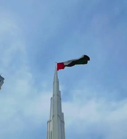 La bandera de EAU en lo alto del Burj Khalifa. (Instagram)