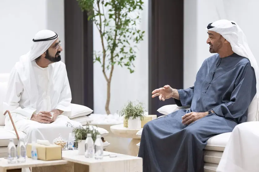 El presidente de EAU, a la derecha,  y el gobernante de Dubai este s&aacute;bado en Abu Dhabi. (WAM)
