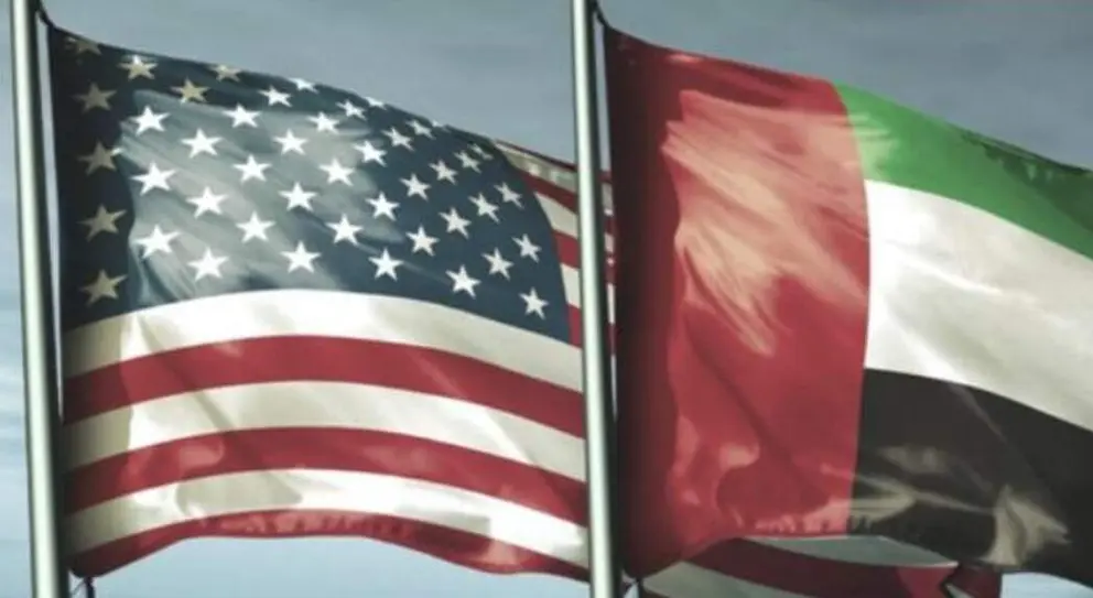 Banderas de Emiratos y EEUU. (X)