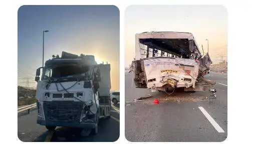 Estado del cami&oacute;n y el autob&uacute;s tras el accidente en Dub&aacute;i. (X)
