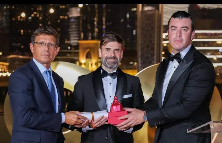 Alberto Canteli, tras recibir el premio junto al embajador Emilio Pin y el presidente de la C&aacute;mara de Comercio Espa&ntilde;ola en Emiratos, Guillermo Cobelo. (Instagram)