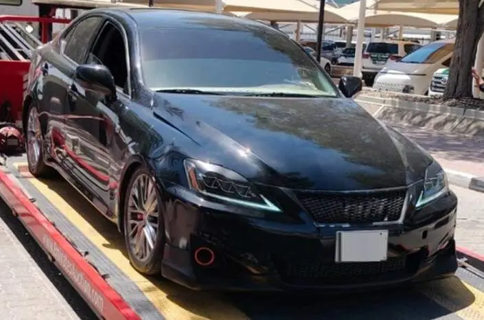 Una gr&uacute;a retira el coche incautado  en Dub&aacute;i. (X)
