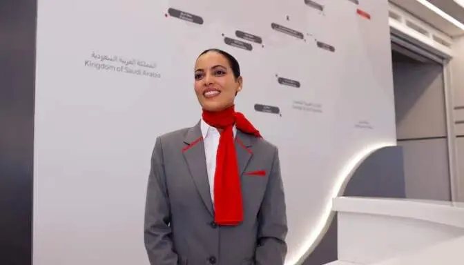 Una azafata de Etihad Rail con su uniforme. (Etihad Rail)
